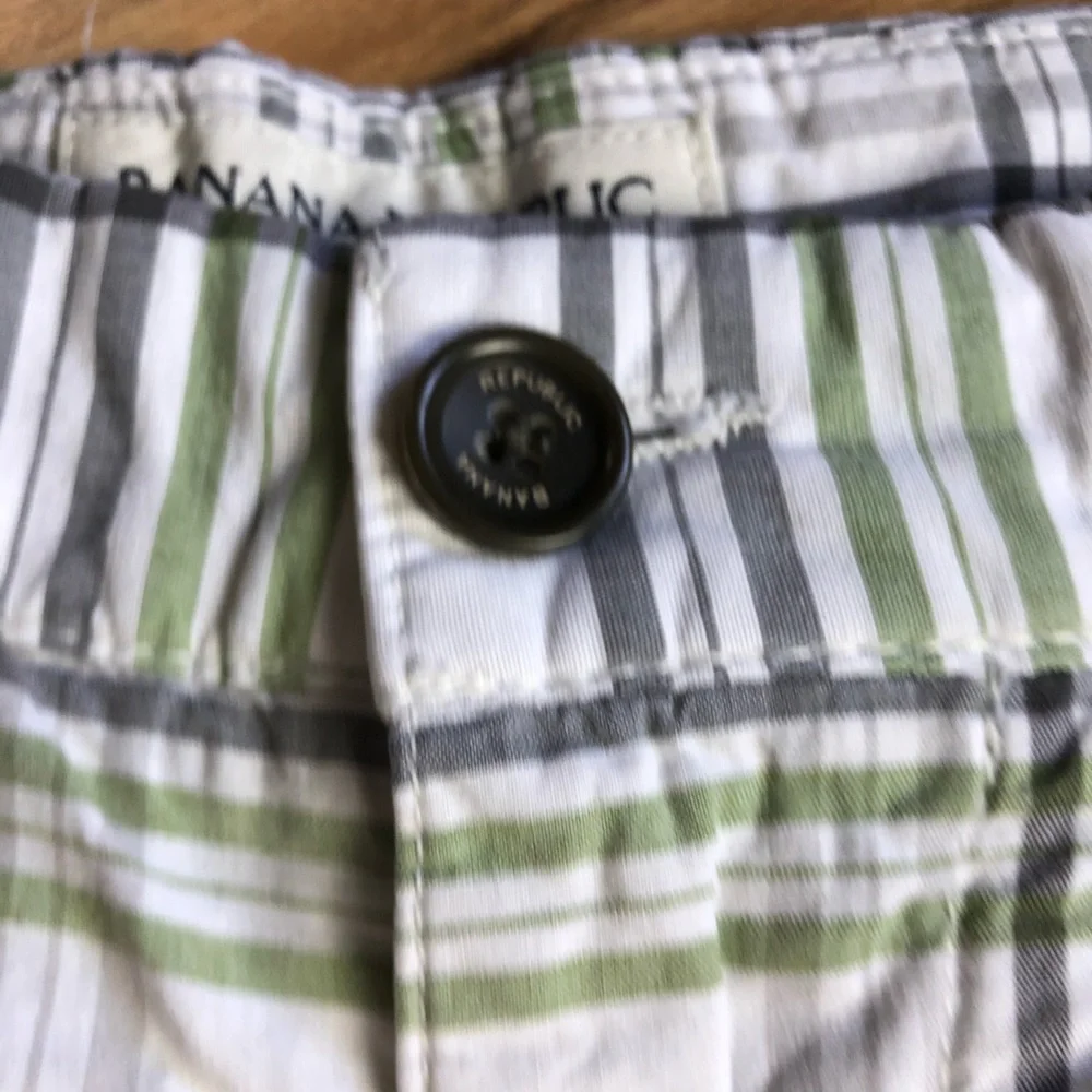32 waist plaid shorts white/green/blue flat front Banana Republic